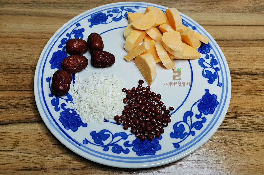 大雪後多吃粗糧好，早餐我用粗糧做�3紅�米糊，醇香好喝又暖胃