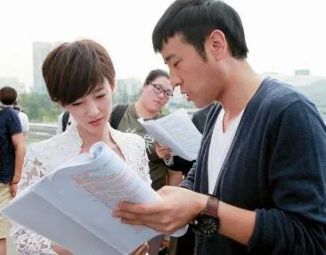 于和伟：50岁大红视帝，曾和小14岁女星传绯闻，结发妻子也是演员