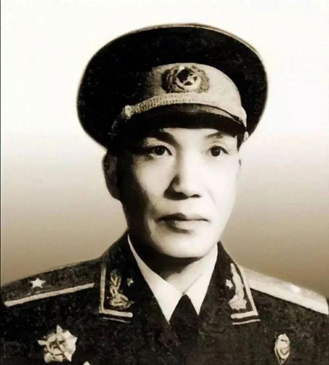 刘亚楼送给开国少将两瓶茅台酒，开国少将收下