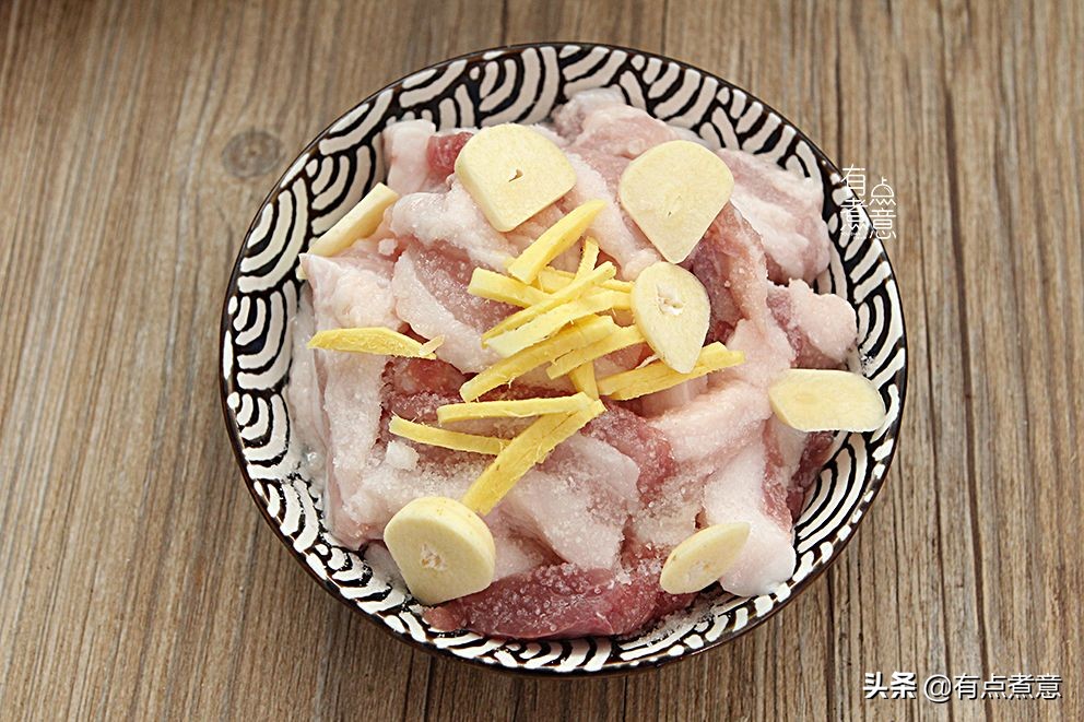 五花肉買來不炒不燉，拿葉子包起來，清香不油膩，下酒下飯真過癮