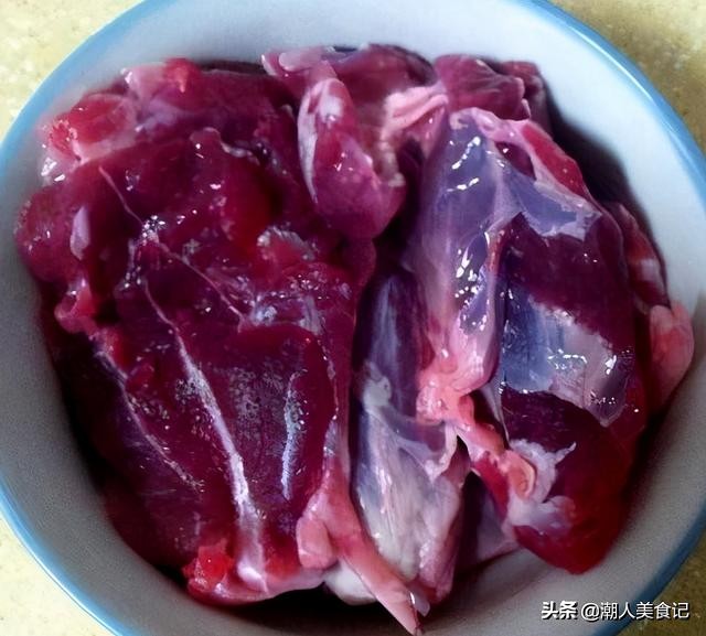 Chaoshan casserole bitter gourd fish tail soup, fresh and rich soup, clearing heat and eliminating fire, delicious and not greasy, nutritious and healthy
