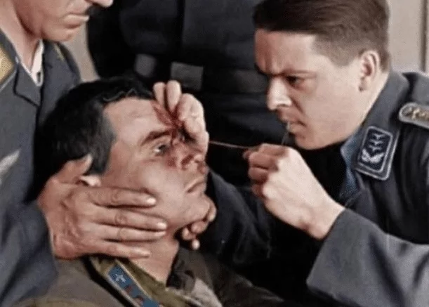 二战彩色老照片：德军热吻苏联女兵，美国大兵