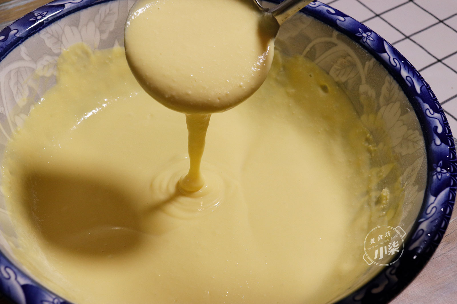 玉米麵最好吃做法，加一袋牛奶，筷子一攪，柔軟香甜，給肉都不換