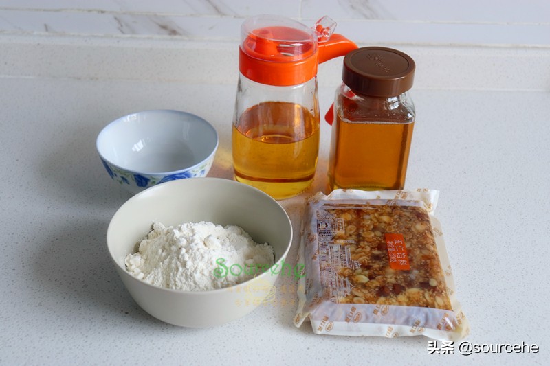 奶奶教我做的广式五仁月饼，细腻柔滑不油不腻，甘香回味，真好吃