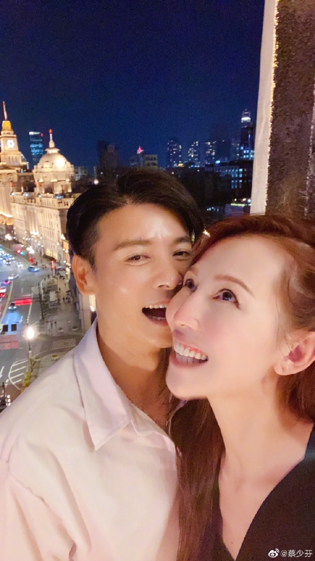 张晋蔡少芬一家过中秋，俩女儿越长越像双胞胎，乐儿扎小辫像女孩