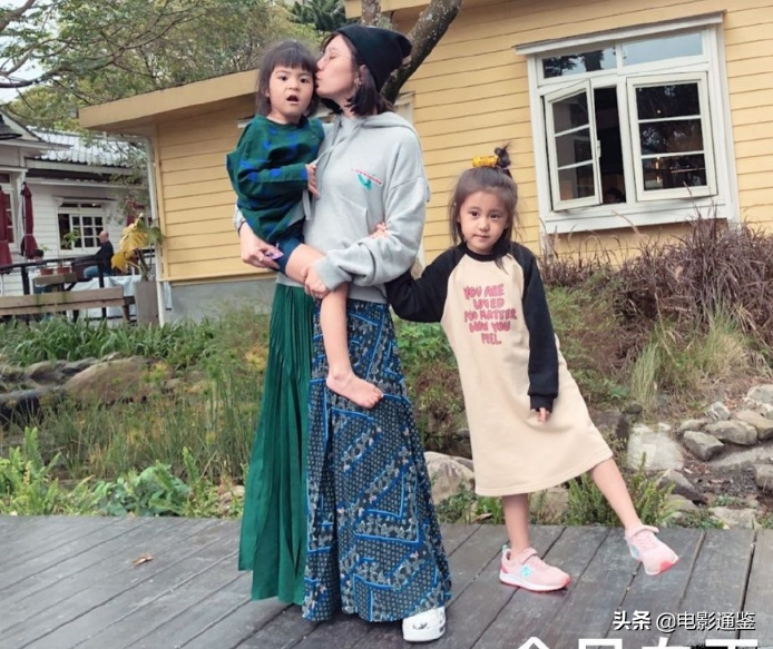 賈靜雯女兒戶外合影，5歲姐姐越長越清秀，見到3歲波妞心動了