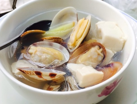 图片[1]-花蛤豆腐汤做法 肥嫩营养还补钙-起舞食谱网