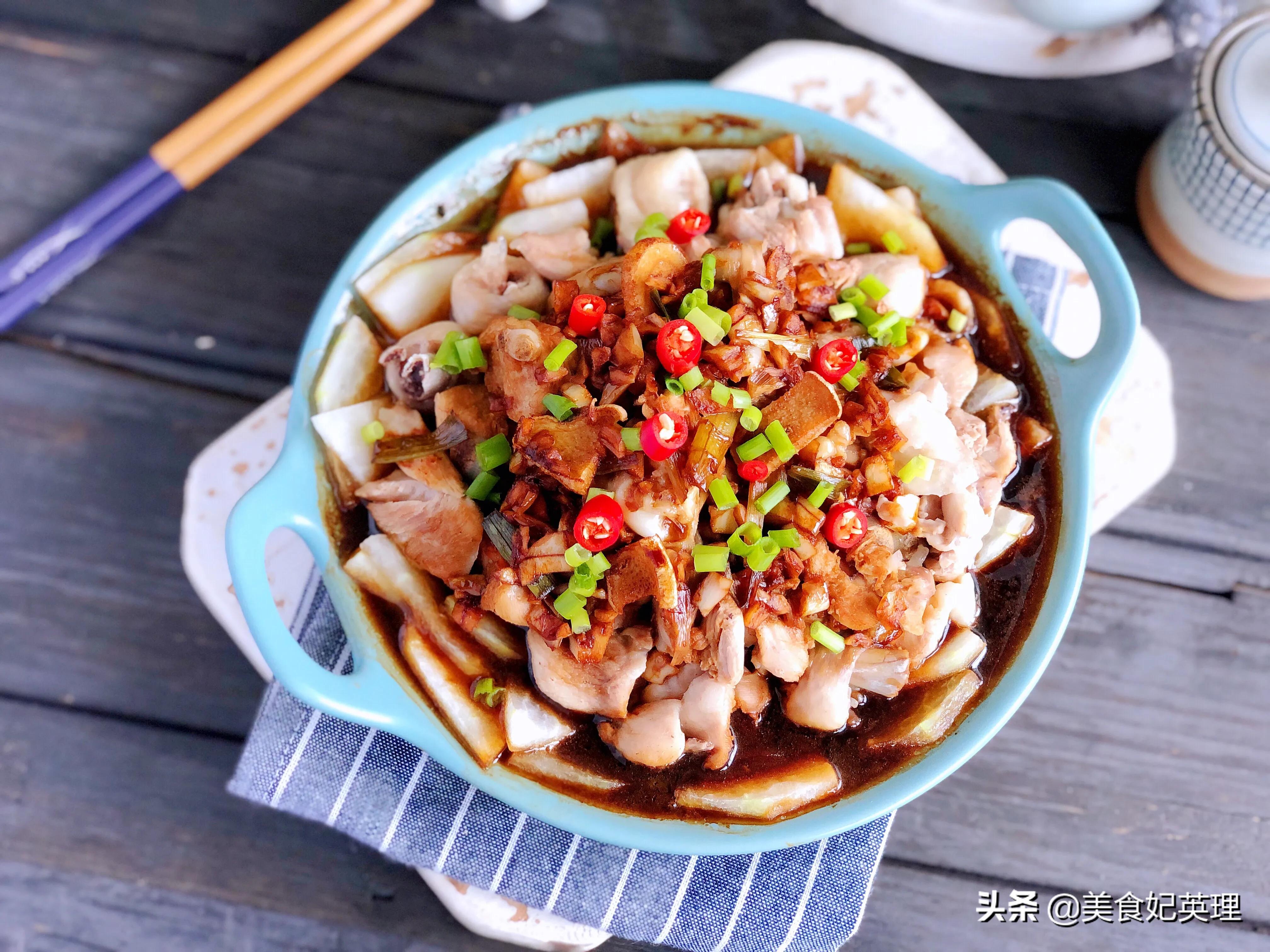 鸡腿这样做嫩滑入味儿，不放一滴油超简单，有肉有菜5分钟就上桌