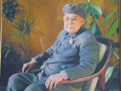 建国后，警卫员向乞讨的老妇人问路，竟发现她是开国中将的母亲