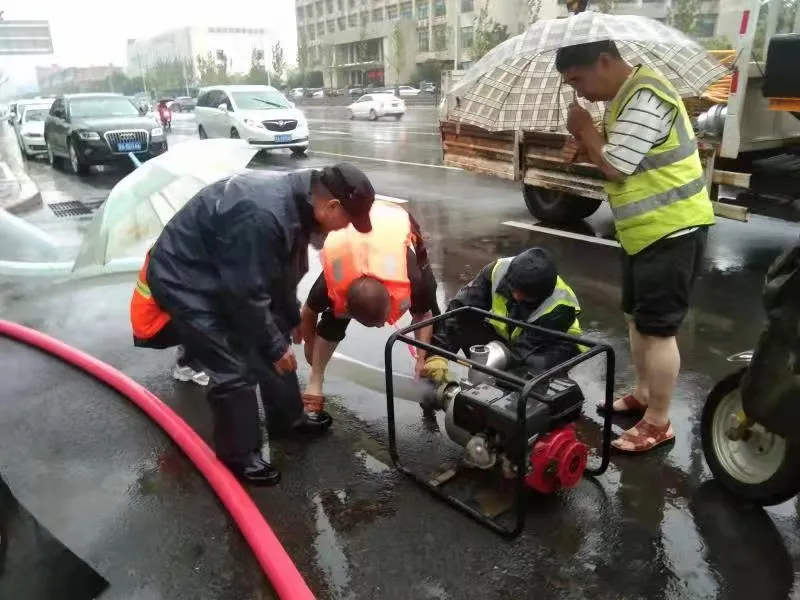 少些吐槽、抱怨！多为大雨中的“他们”点个赞吧