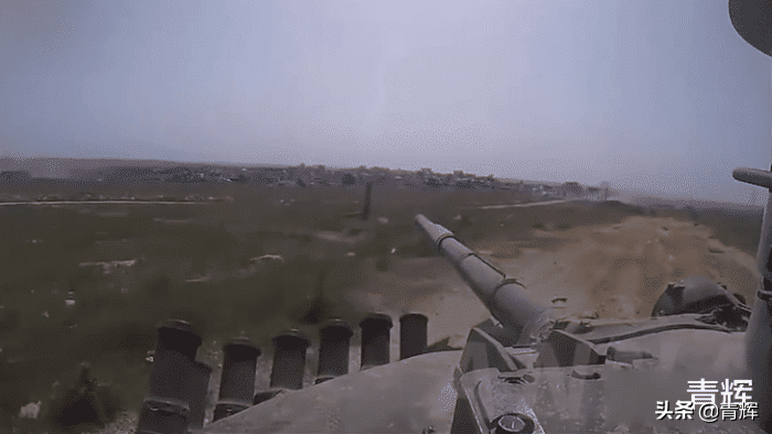 T-72在叙利亚躲导弹遇地雷，网友：7000一天的工作真刺激