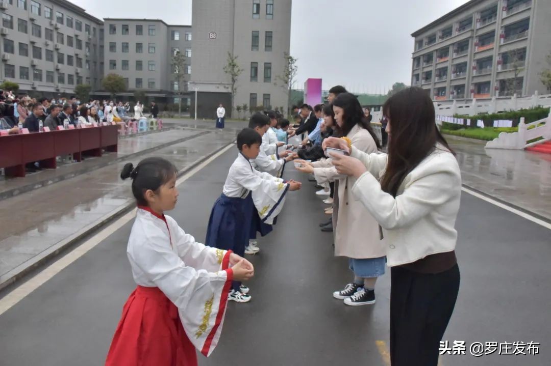 临沂双语学校怎么样?“成人礼”刷爆朋友圈(图4)