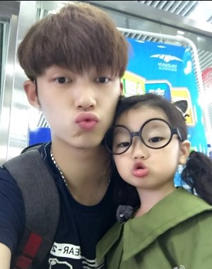 阿拉蕾8歲近照曝光，扎高高雙馬尾超可愛，肉嘟嘟臉蛋瘦出尖下巴