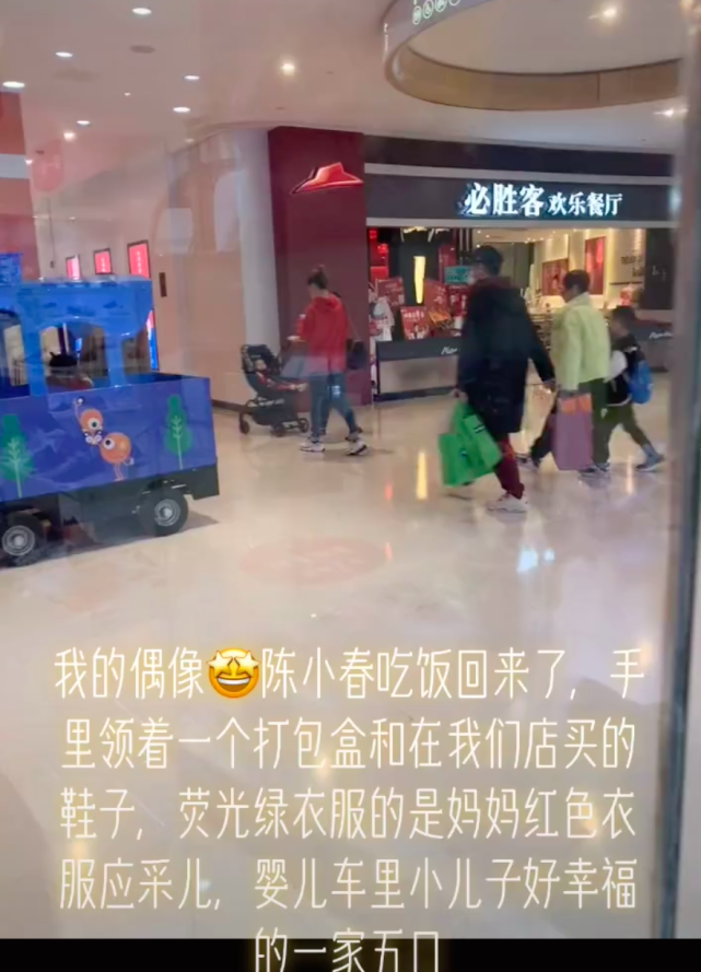 陳小春一家五口逛街，吃不完飯還打包好節儉，弟弟坐嬰兒車好乖