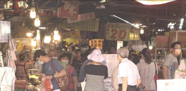 才警告端午節別群聚！ 台灣菜市場人潮多到像在跨年