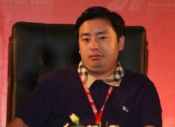 湖北放牛娃叶国富，中专毕业，靠卖小饰品挣下242亿身家，凭啥