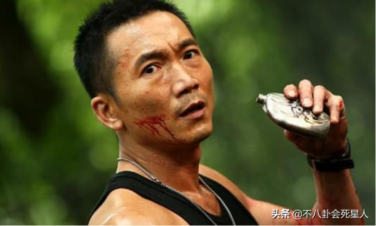 香港老艺人聚会，万梓良坐C位不停说话，70岁徐少强带私生子现身