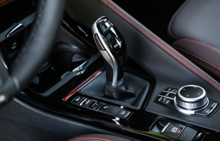 前驱宝马也能开出乐趣！试驾新款宝马X2曜夜版