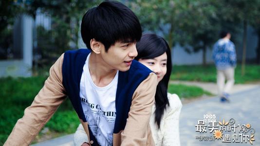 曾经是舞蹈老师，两次以组合出道《月上重火》