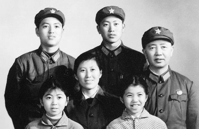 刘华清：64岁踮起脚看别人航母，让人心酸，晚年