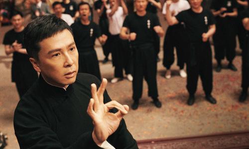 甄子丹17岁女儿晒近照，身高惊人，因“发育过猛