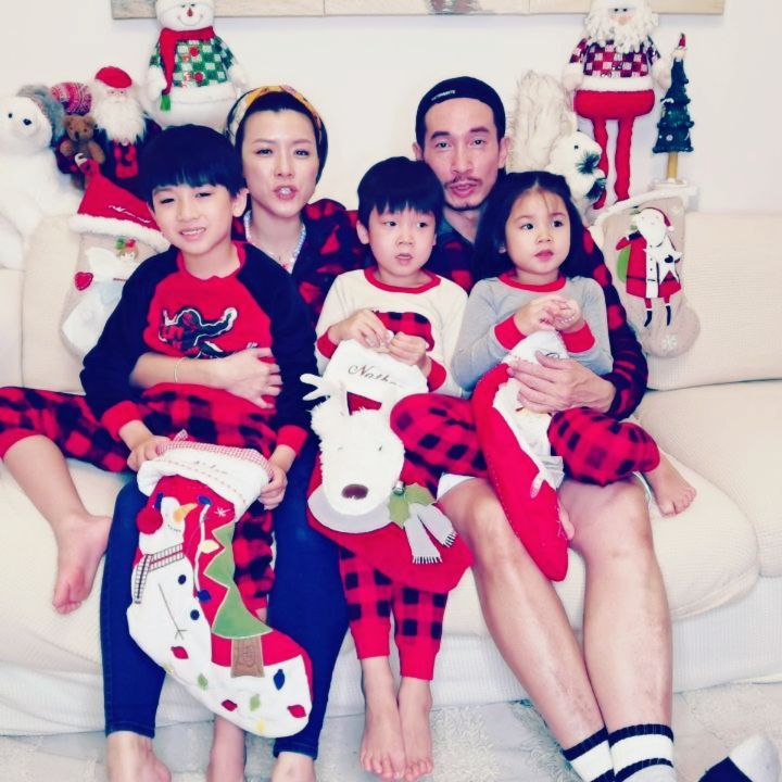 陈茵媺圣诞晒全家福，三个子女“调皮捣蛋”，和陈豪拍合照不容易