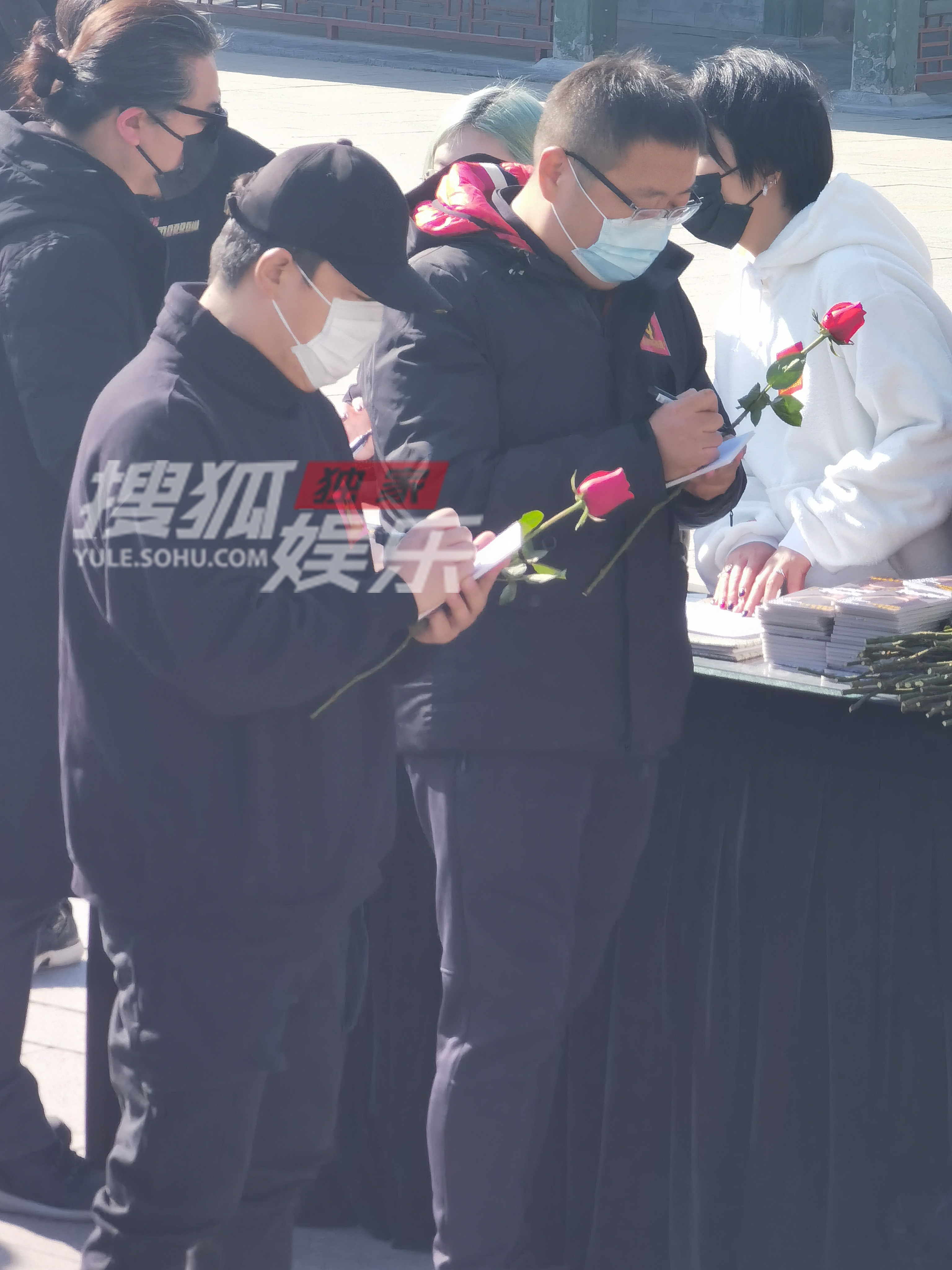 Zhao brilliant memorial meeting holds Huang Bo to hold small safflower to grieve over today the modest tear of Xue asperses the spot