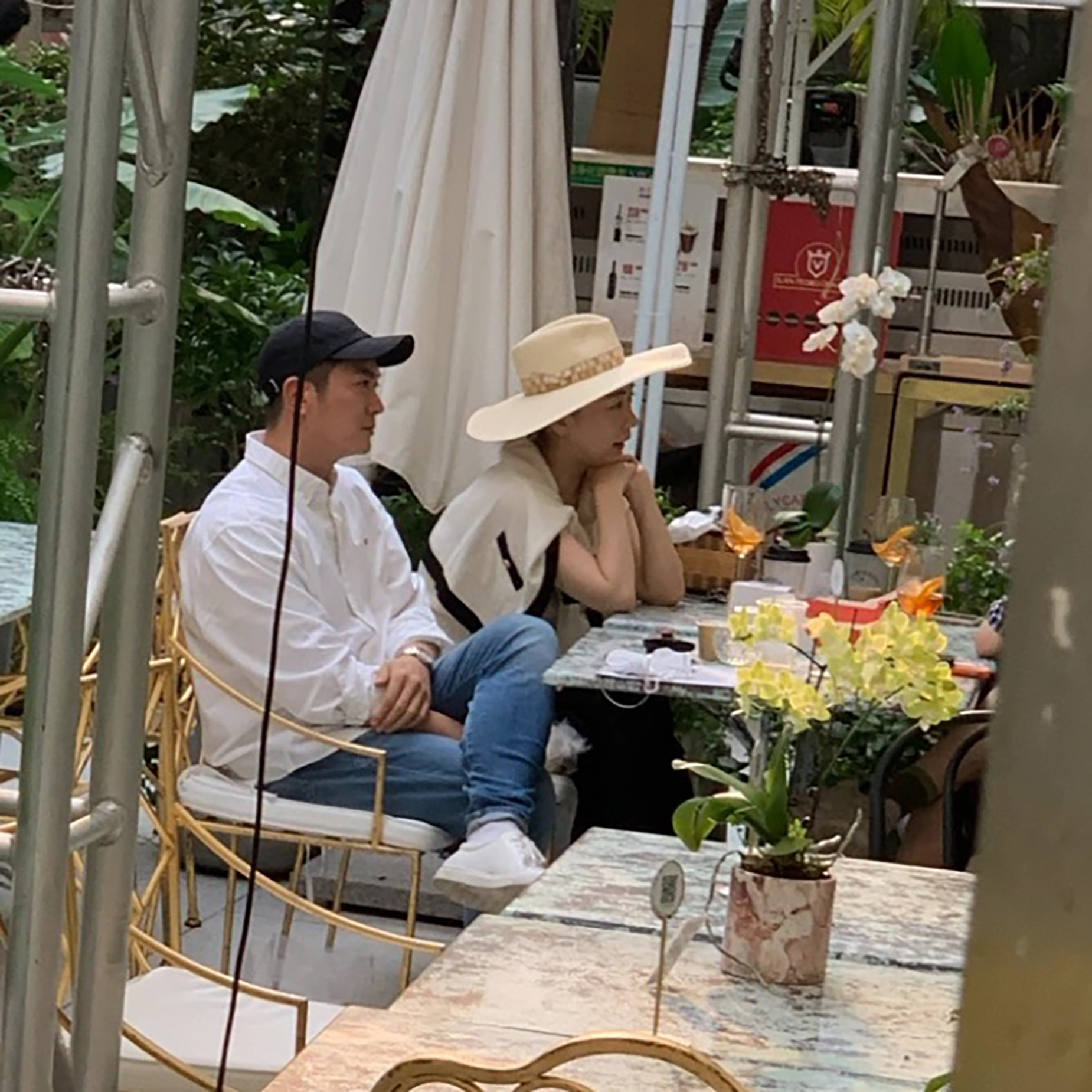 偶遇杜江夫妇会友，霍思燕一身香风打扮优雅贵气，被赞肤白有气质