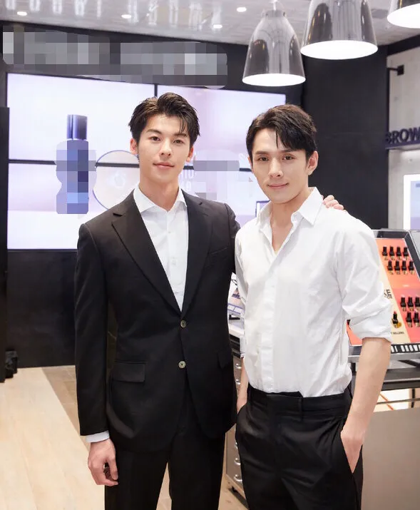 李佳琦逛街偶遇许光汉，两人合影穿着正式，不知道该羡慕谁？