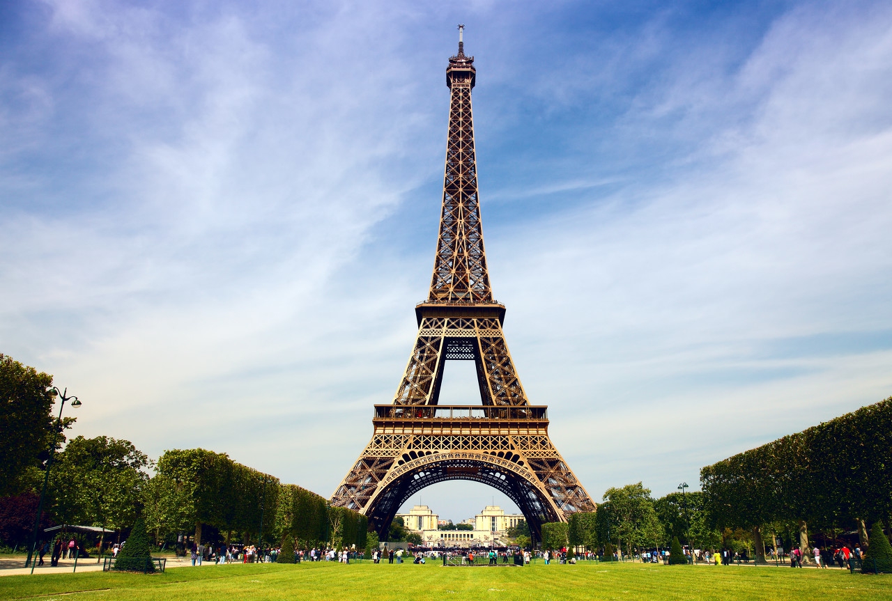 法国巴黎的一座露空格构的铁塔高300米,设计离奇独特,是世界建筑史上