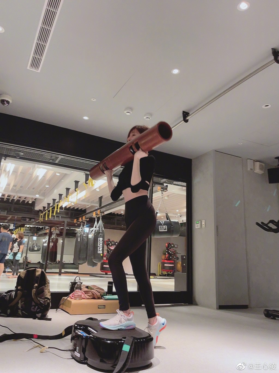 39岁王心凌身材太好！蚂蚁腰竹竿腿好吸睛，皮肤白嫩似18少女