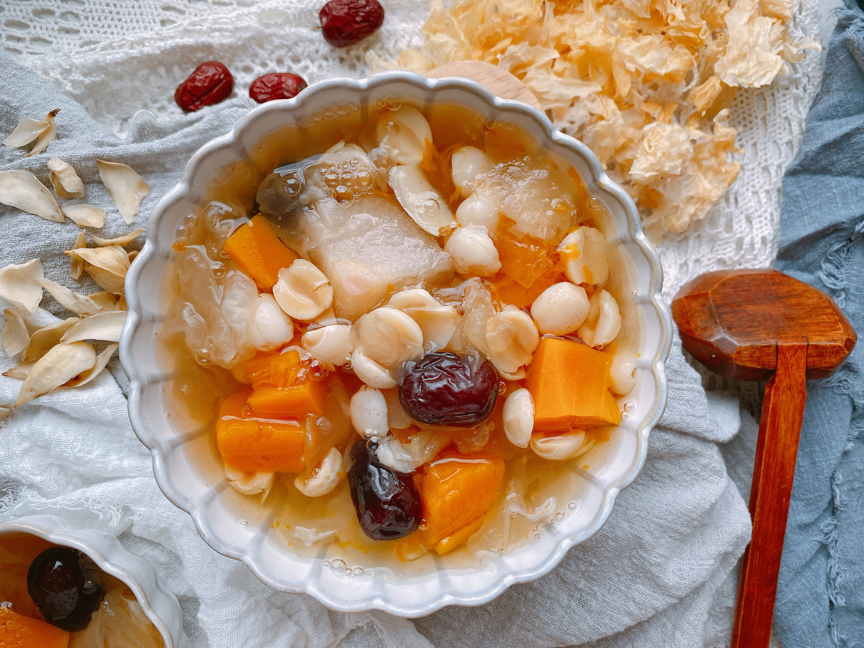 入秋后天气干燥，试试这款润肺降火的甜汤，软糯香甜，安稳度秋