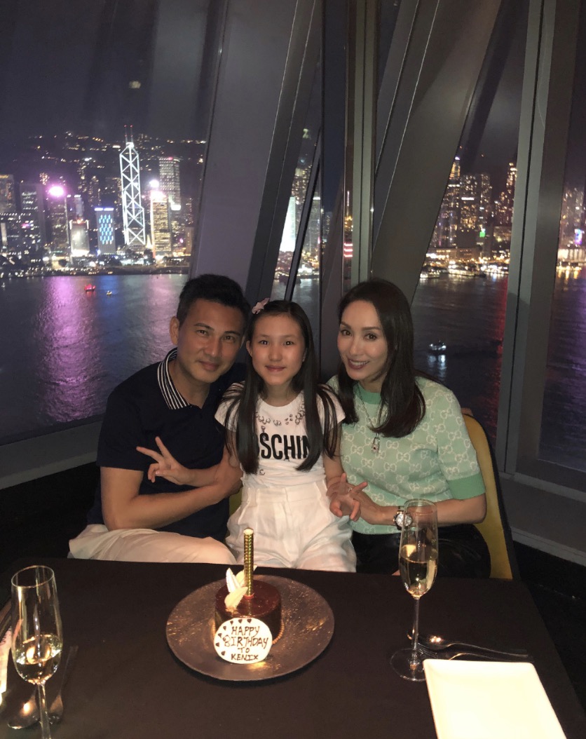 郭可盈参加女儿小学毕业典礼，林天若连获3年学科冠军，成绩优异