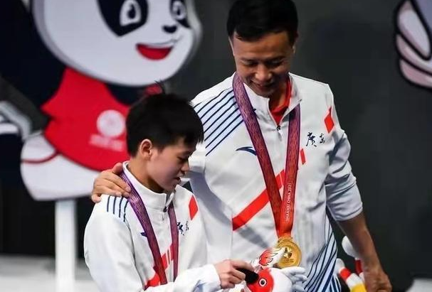 全红婵坐大摆锤！双手比V太开心，婉拒所有代言+综艺，暂不捞金