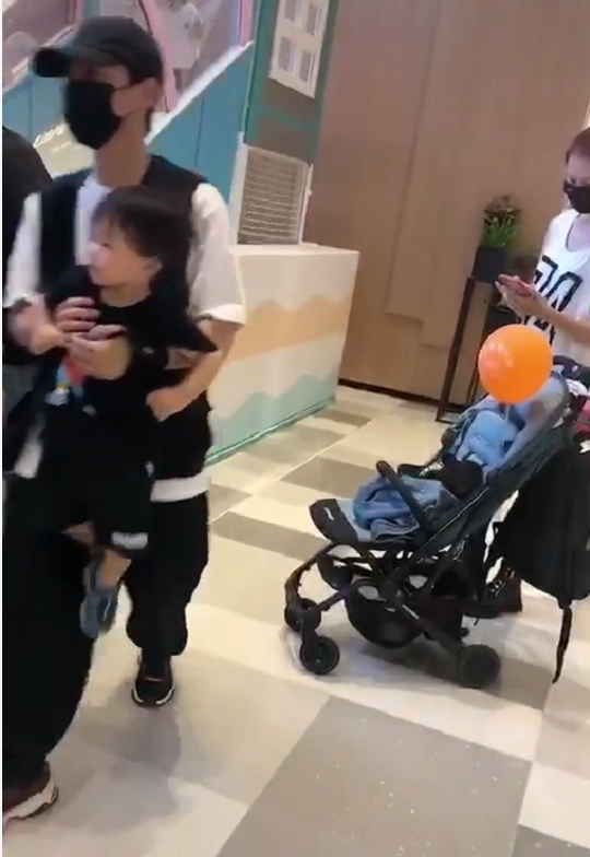 蔡少芬夫妇带儿子游玩被偶遇，张晋蹲地上给老婆儿子拍照，超幸福