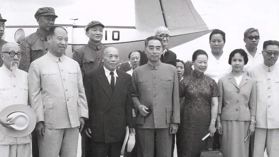 李宗仁归国路，敌特暗杀不成准备飞机拦击，周恩来彻夜守在电话旁