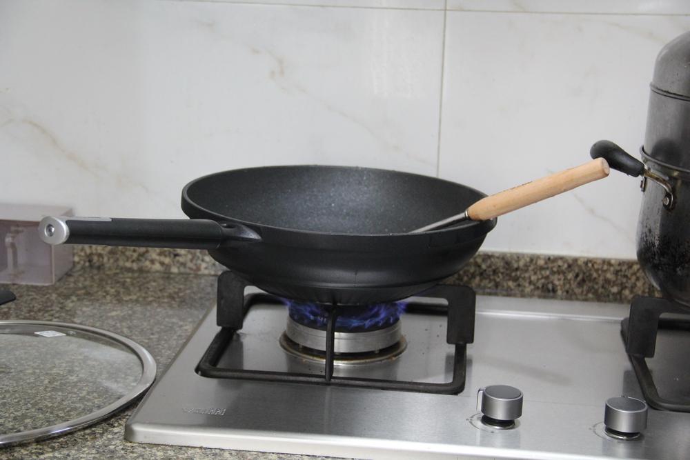 九阳晶钻耐磨不粘锅：一款敢随锅送钢铲的明火锅