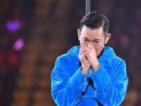 58岁刘德华罕见露面，脸是亮点，那次因病失声太心酸