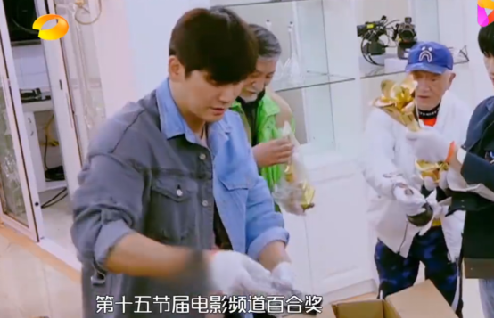 还记得《牧马人》里的村长吗？陈道明见了都要