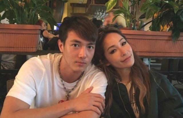 41岁萧亚轩深夜急诊，脑压过高？小16岁男友曾因压力过大吐血