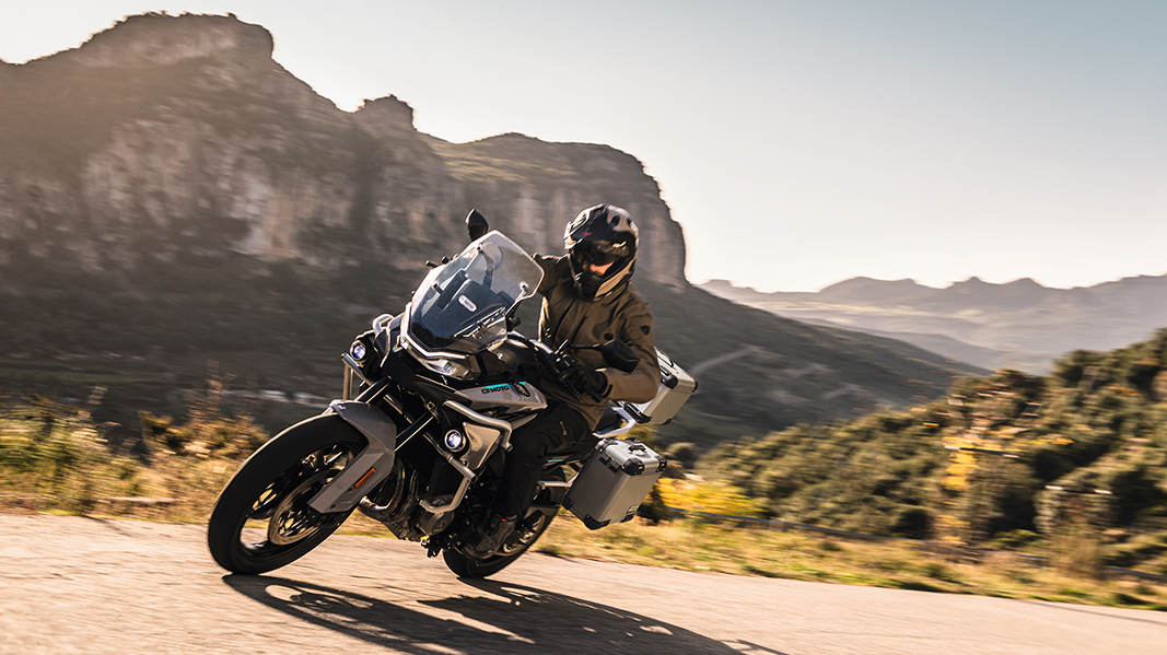 弯道ABS、双向快排加持，春风800MT是2021年最强国产ADV吗？