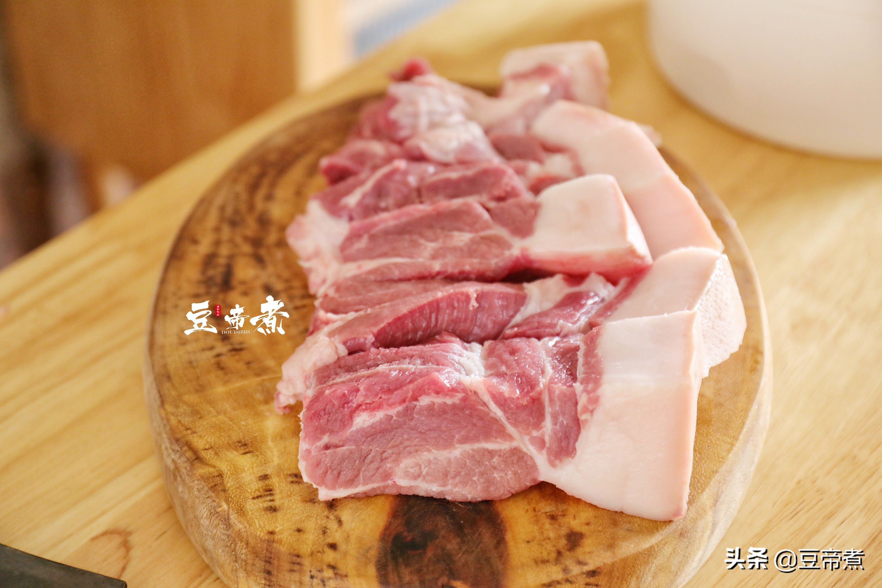 豬肉和它真相配，燜一燜味香肉醇好下飯，燜煮一鍋一頓就吃光光