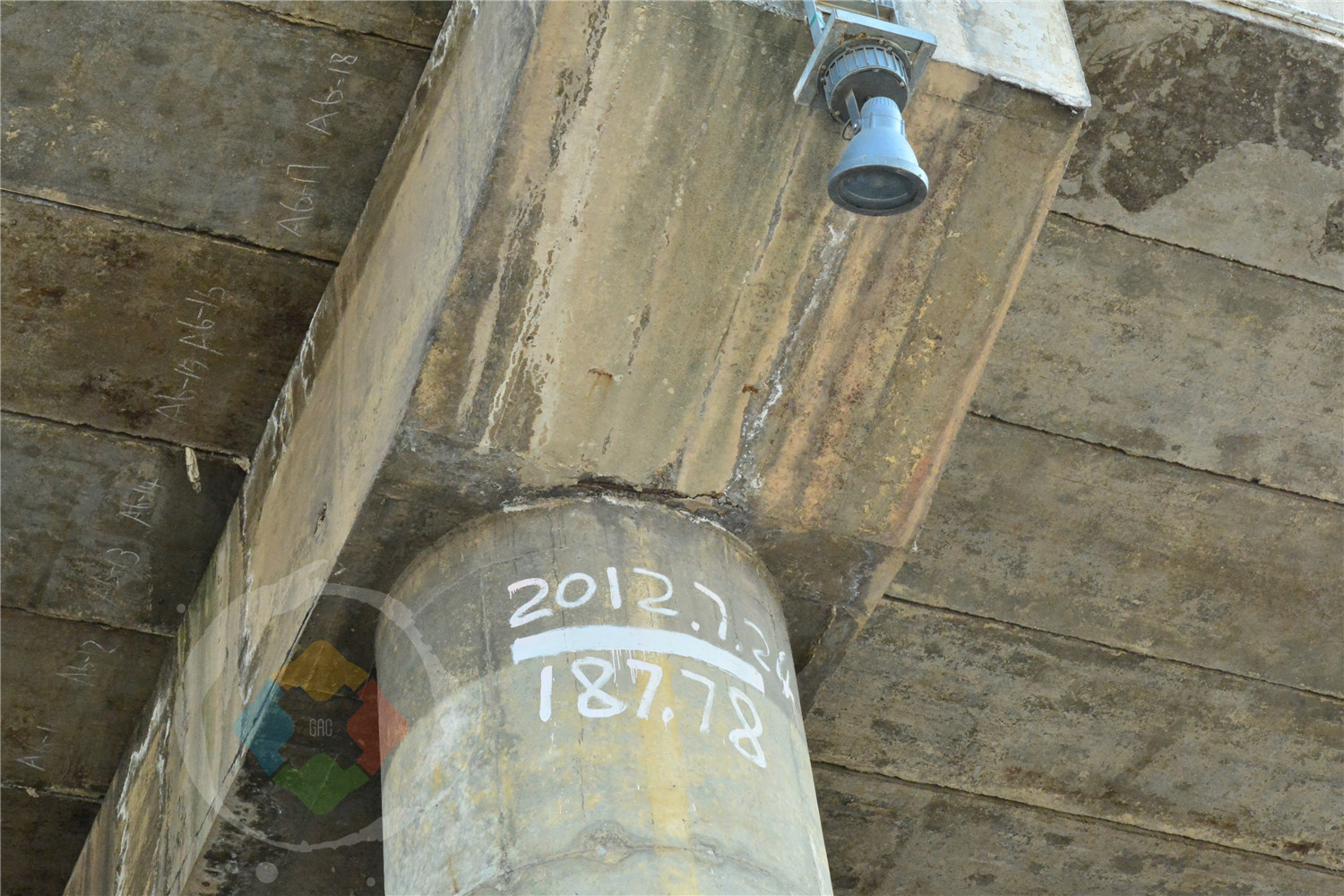 抬头能见轻轨，低头可以戏江水，快乐与危险并存的重庆大溪沟码头