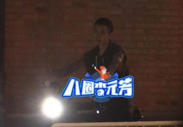 王思聪又换新女伴，带超辣美女参加婚礼，却一脸愁容只顾玩手机