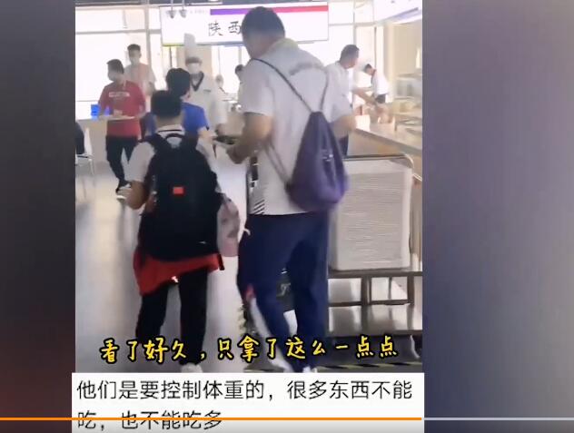 控制饭量了！全红婵吃饭真相曝光：1片西瓜1个苹果+少量菜