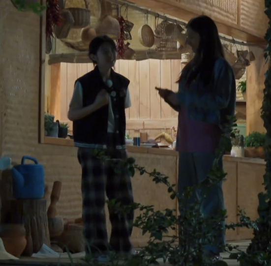 张子枫张婧仪聊的太嗨，谁注意两人的坐姿？暴露真实修养