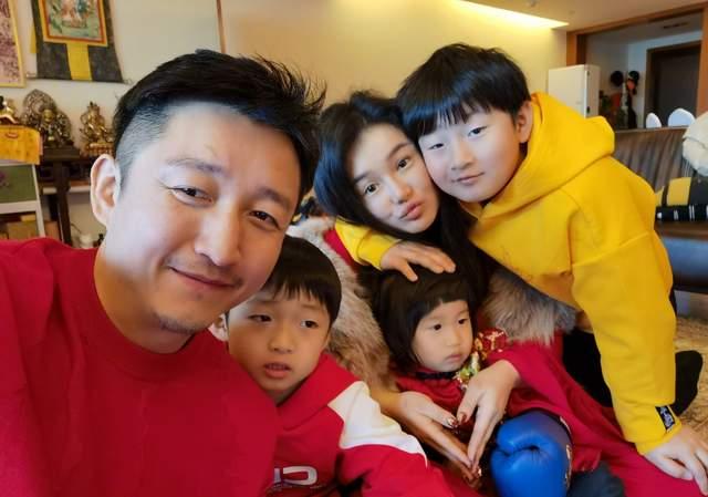 邹市明三儿子出生地曝光？网友：出生在香港，