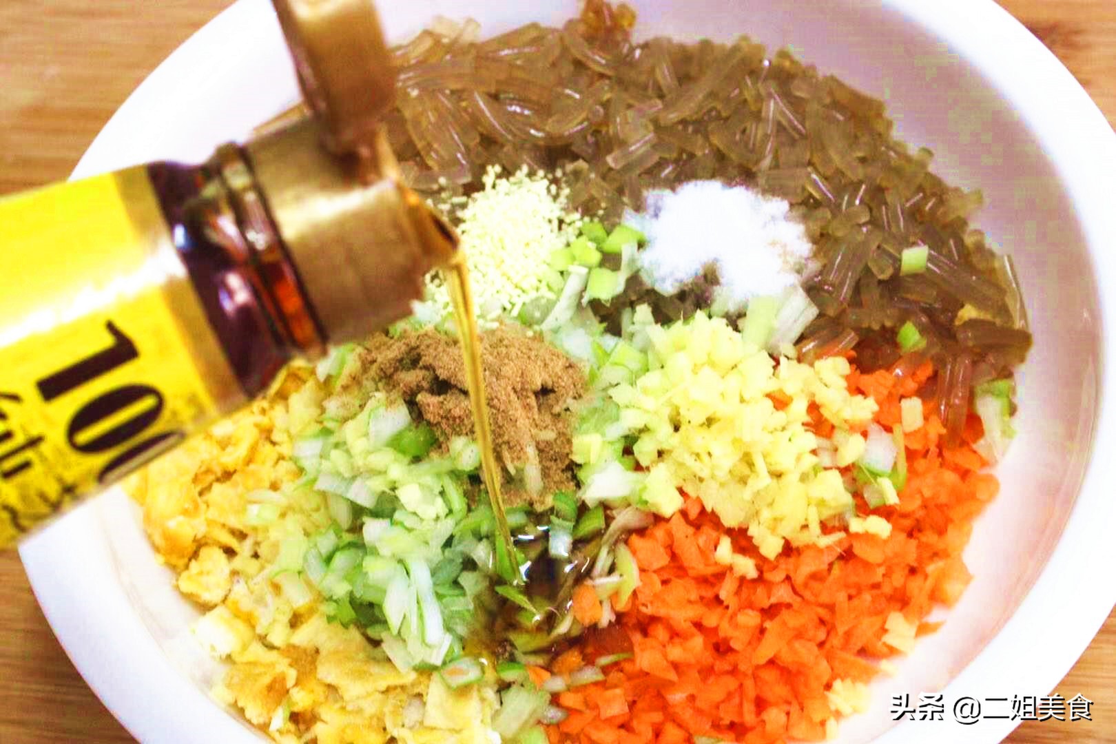 用胡萝卜和粉条做包子原来这么好吃，比白菜馅鲜，比韭菜馅还香