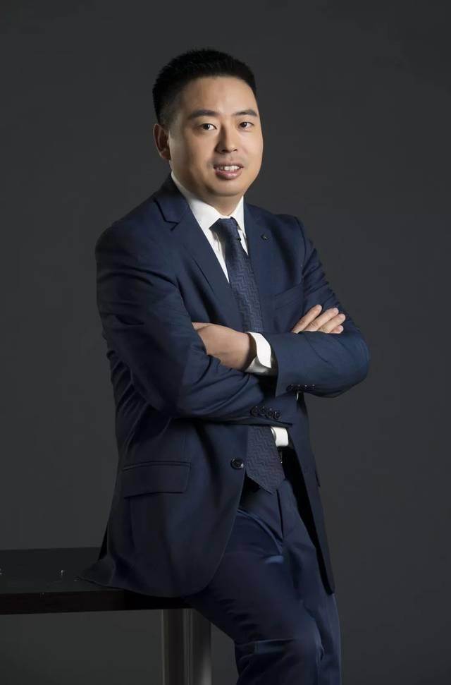 湖北放牛娃叶国富，中专毕业，靠卖小饰品挣下242亿身家，凭啥