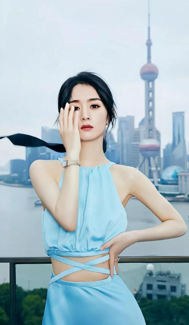 赵丽颖离婚后瘦得让人心痛，穿针织衫配阔腿裤撑不起，89斤像麻杆